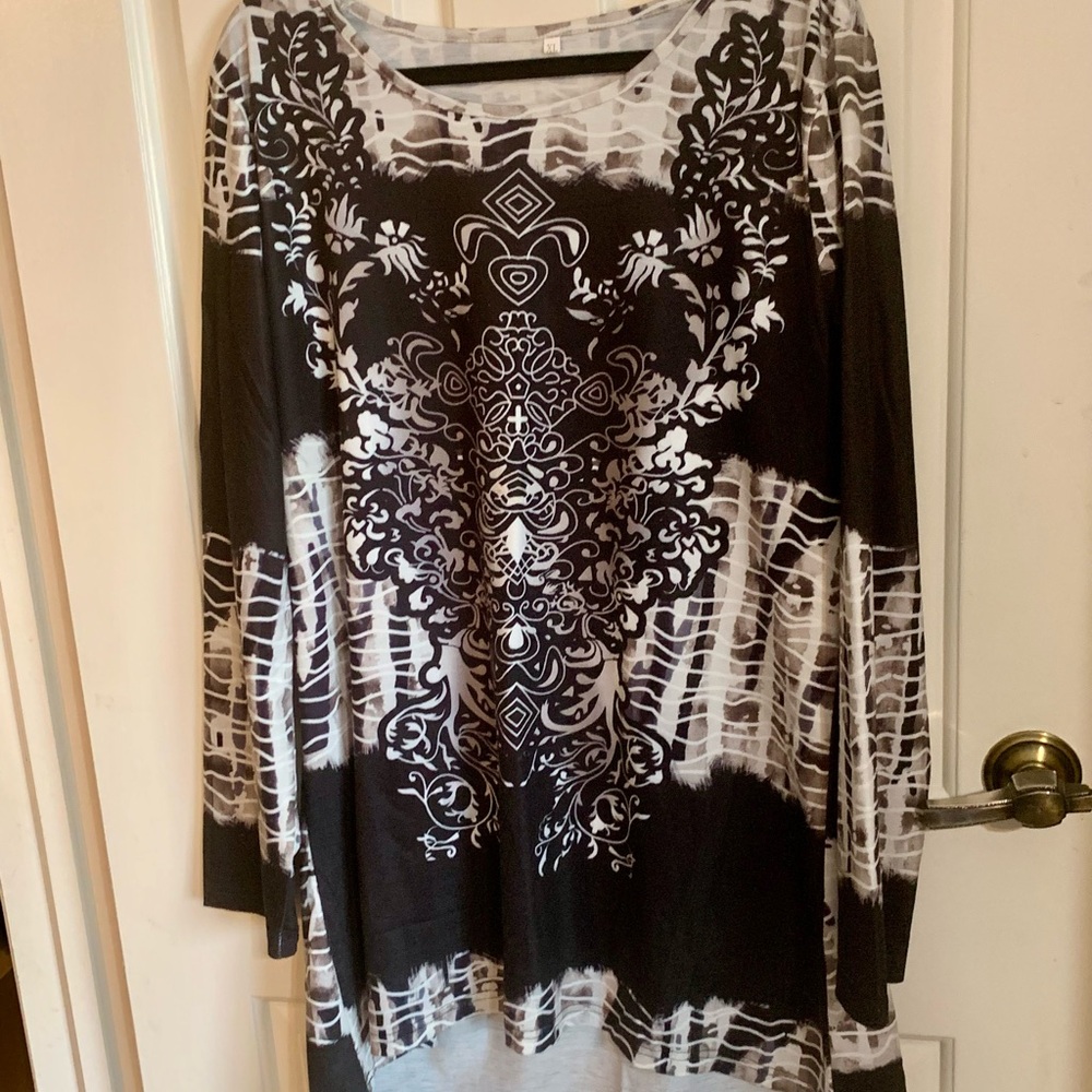 Women’s Black and White Printed Tunic Top